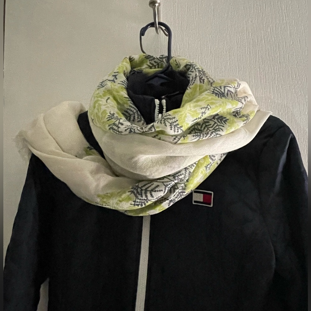 Soft Scarf With Green Leaf Pattern - image 1